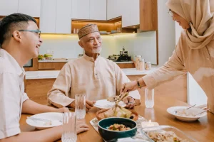 Puasa Tenang Meski Diabetes, Simak Kisah Mendampingi Ibu Melewati Bulan Suci